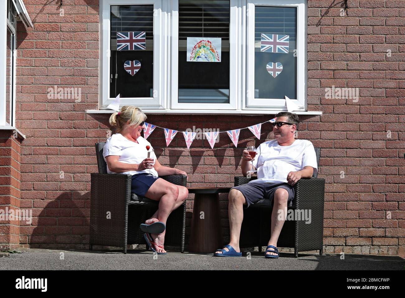 Crickhowell, pays de Galles. VE Day, les résidents locaux célèbrent dans leurs jardins en prenant des distances sociales, à Cwmbeth Fermer Crickhowell, Powys, pays de Galles 8 mai Banque D'Images