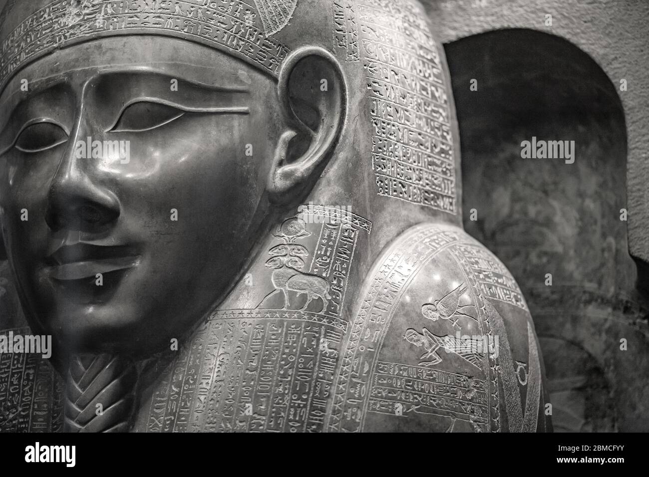 Sarcophage égyptien exposé au Louvre, Paris Banque D'Images