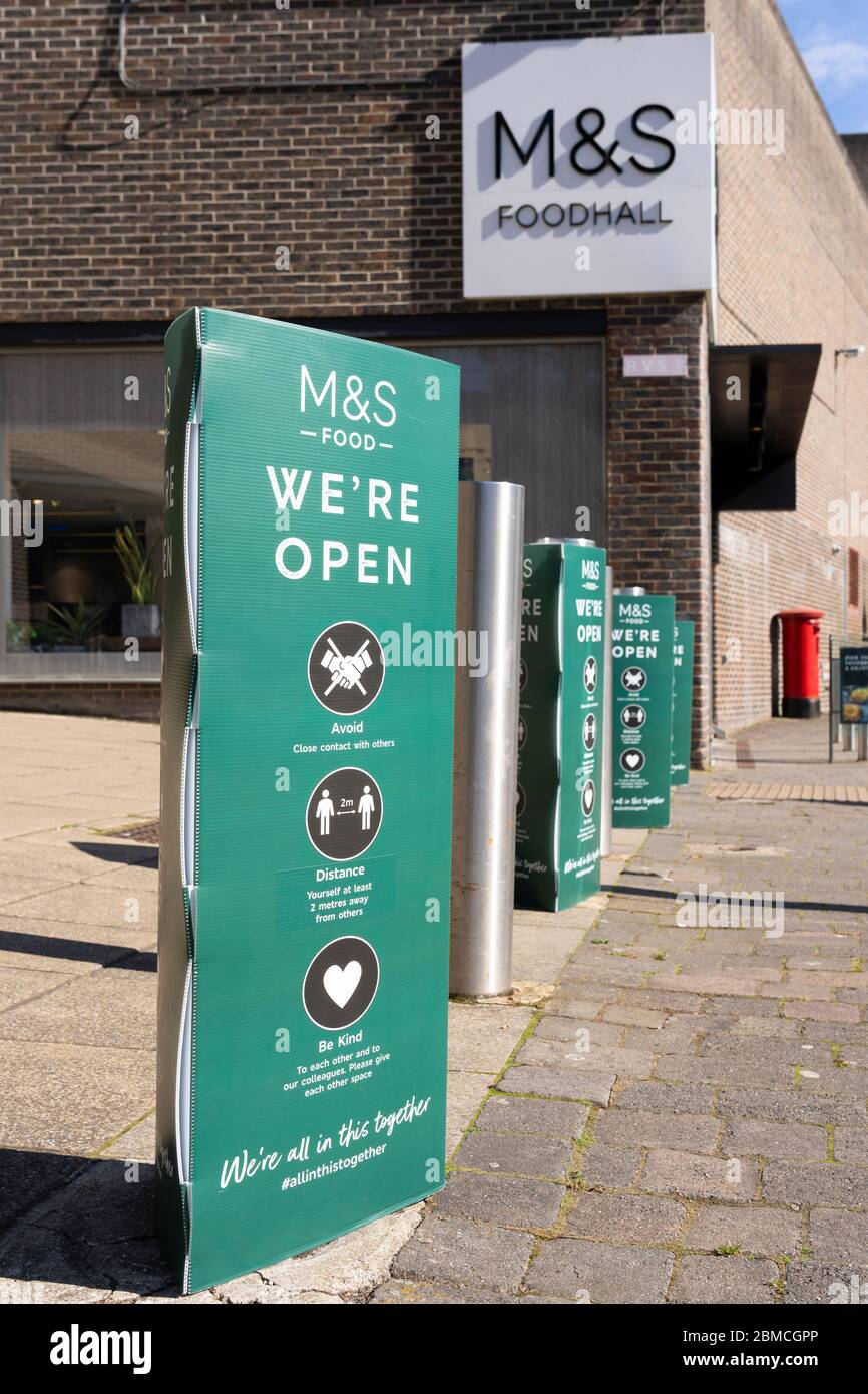 Nous sommes des panneaux ouverts à l'extérieur de M&S Foodhall et nous vous conseillons de prendre des distances avec les autres pendant la période Covid-19, à 2 mètres. Basingstoke, Royaume-Uni. Mai 2020 Banque D'Images