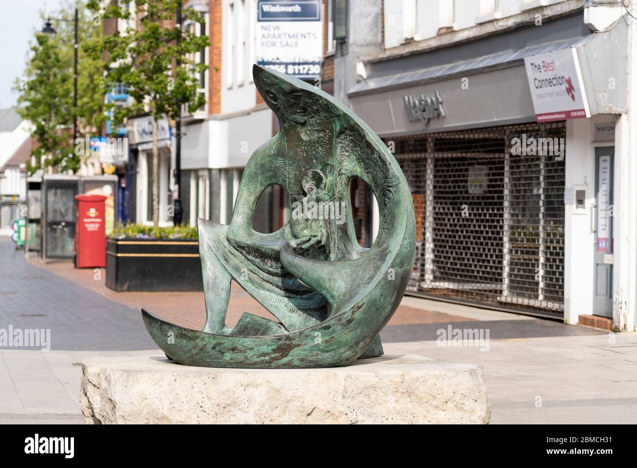 La famille - la statue de bronze de Mike Smith représente l’unité de la famille nucléaire, en s’inspirant des valeurs familiales de l’église. Basingstoke, Royaume-Uni Banque D'Images