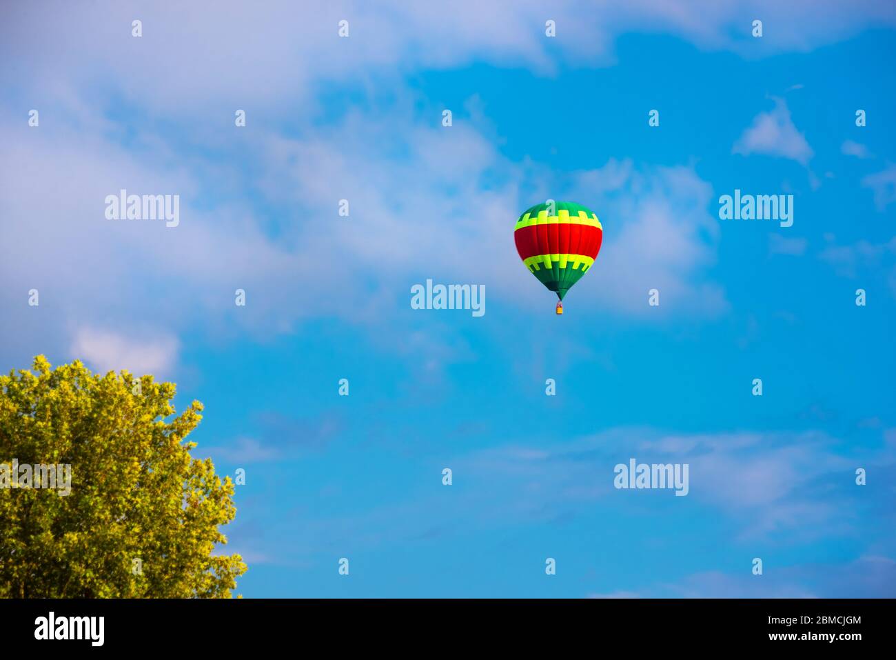 Montgolfière colorée volant dans le ciel Banque D'Images
