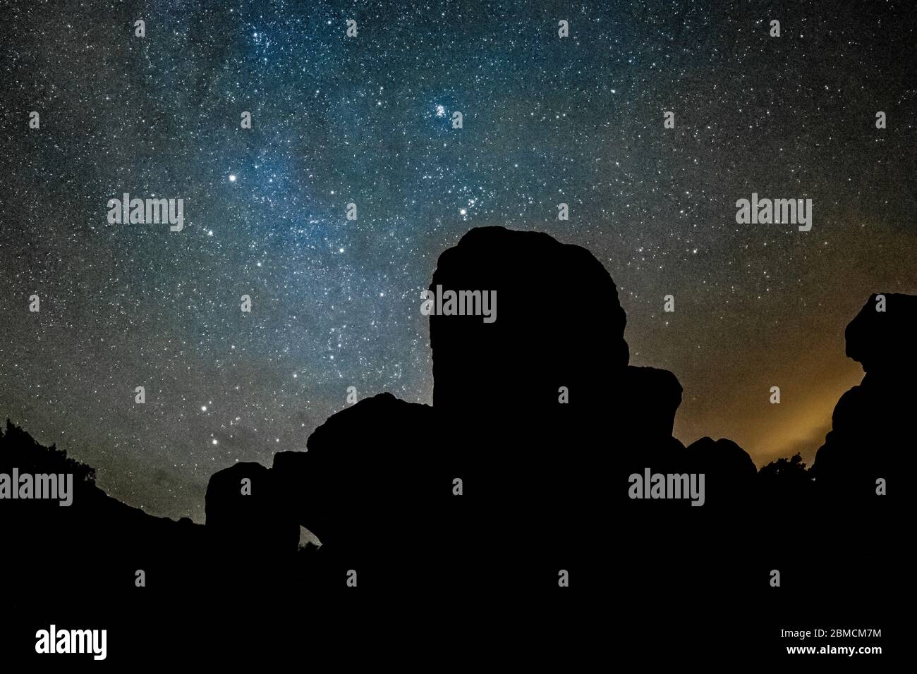 Ciel étoilé et voie lactée au-dessus des formations rocheuses du parc national de City of Rocks, situé entre Silver City et Deming dans le Chihuahuan Banque D'Images