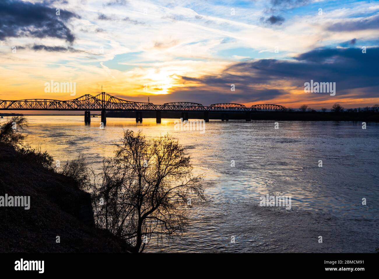 Paysage de coucher de soleil du pont du fleuve Mississippi entre le Mississippi et la Louisiane, à Vicksburg, MS. Banque D'Images