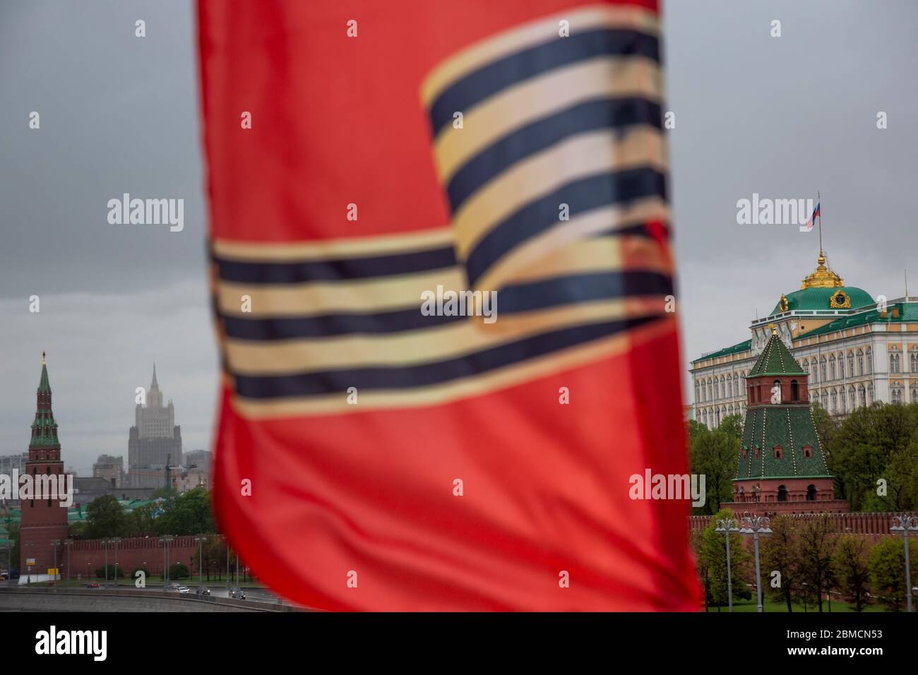 Moscou, Russie. Le pont 2020 Bolchoy Moskvoretsky est décoré de bannières rouges avec l'image du ruban de Saint-Georges sur fond du Kremlin de Moscou dans le centre de Moscou, en Russie Banque D'Images