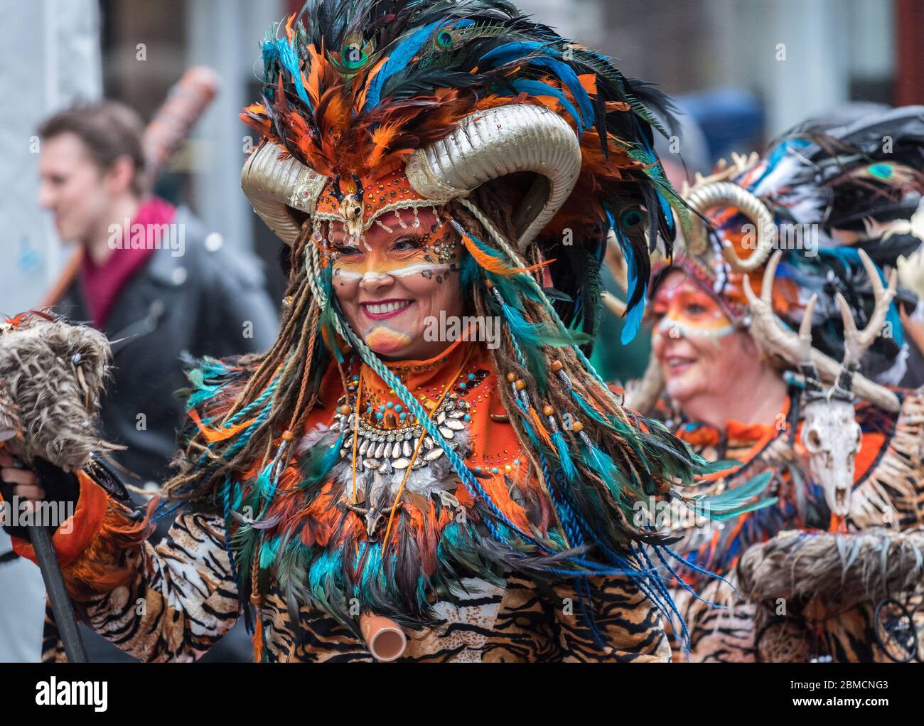 Maastricht, Pays-Bas - février 2020: Les couleurs, les costumes et le maquillage pour les célébrations du Mardi gras dans la provocation Limbourg Banque D'Images