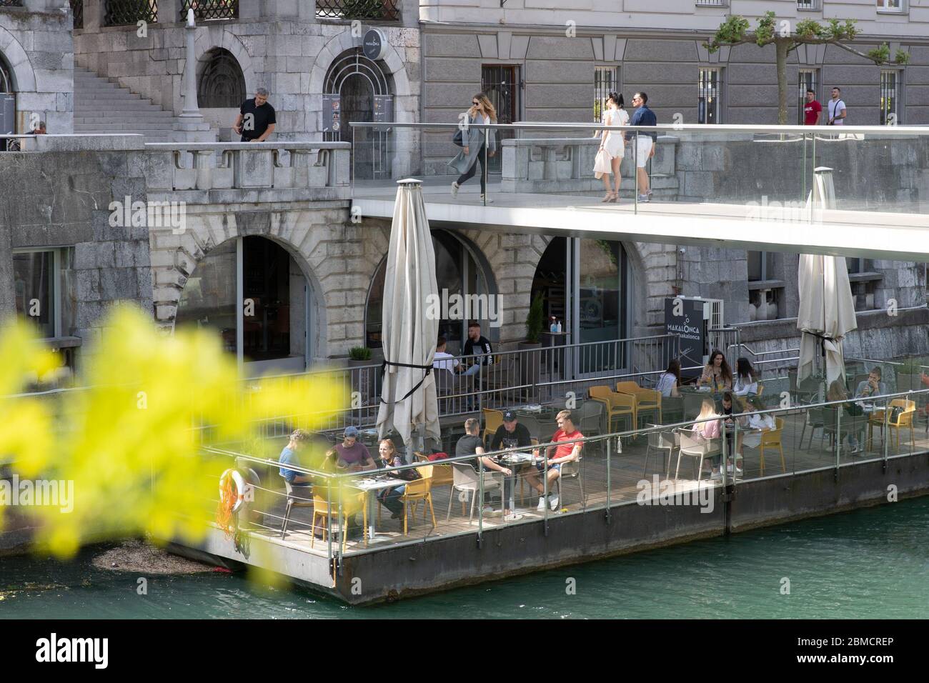 Ljubljana, Slovénie. 8 mai 2020. Les gens apprécient leur séjour sur la terrasse d'un café à Ljubljana, en Slovénie, le 8 mai 2020. Le nombre de décès dus au COVID-19 en Slovénie est passé à 100 après la mort d'un patient de plus jeudi, selon les dernières données gouvernementales publiées vendredi. Crédit: Peng Lijun/Xinhua/Alay Live News Banque D'Images