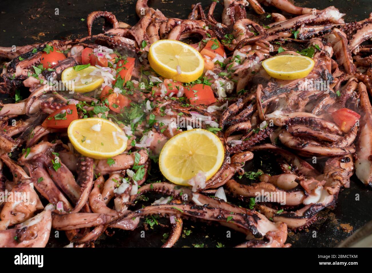 Fruits De Mer Grilles Frais Petits Tentacules De Poulpes De Bebe Pendant Le Buffet De Brunch De L Hotel A L Exterieur Dans Le Jardin Pres De La Piscine Frais Buffet Brunch Cate Photo