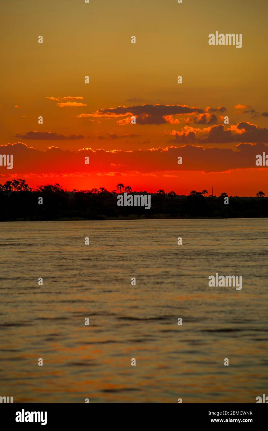 Coucher de soleil sur la rivière Zambèze près de Livingston en Zambie. Banque D'Images
