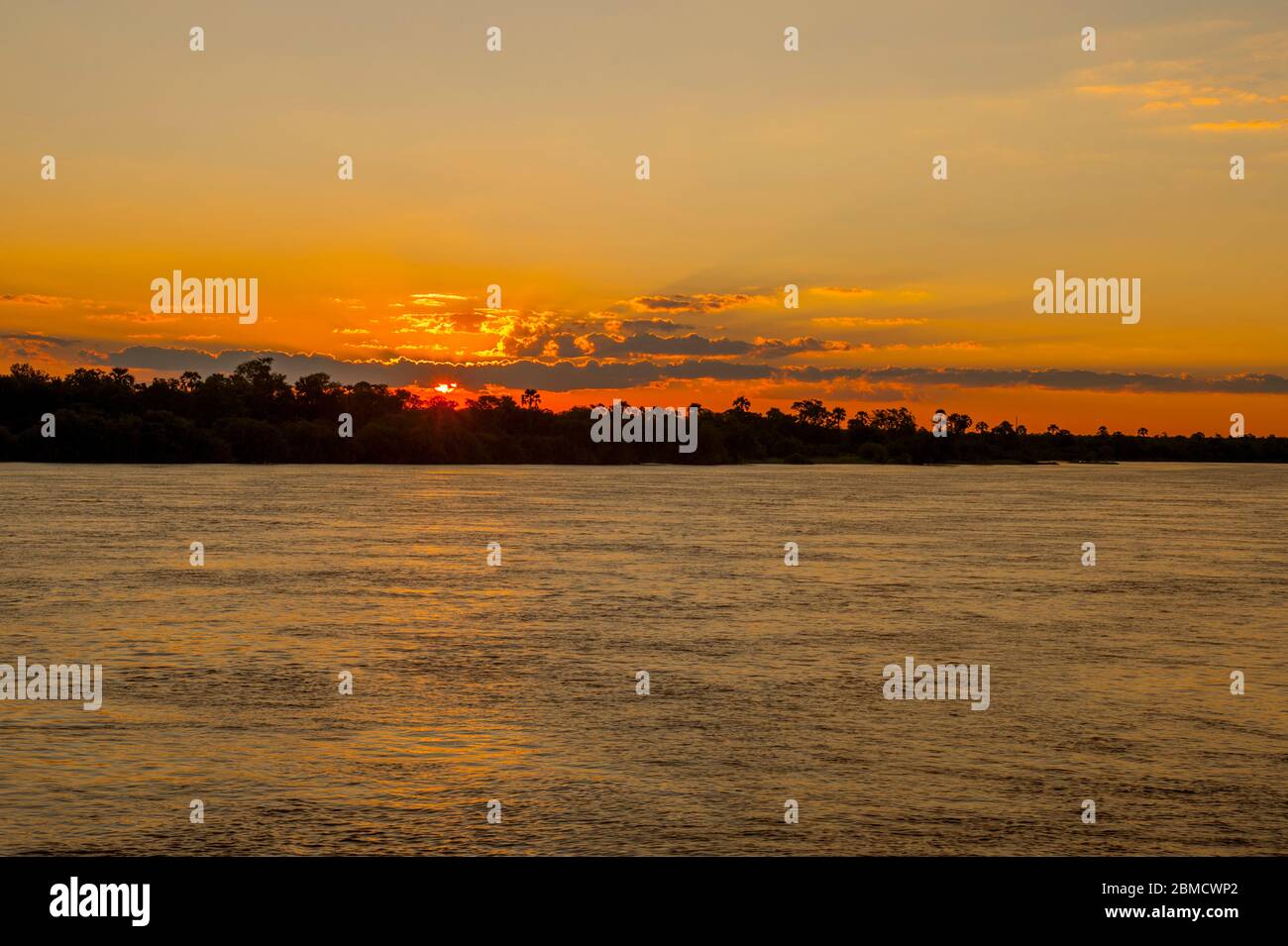 Coucher de soleil sur la rivière Zambèze près de Livingston en Zambie. Banque D'Images