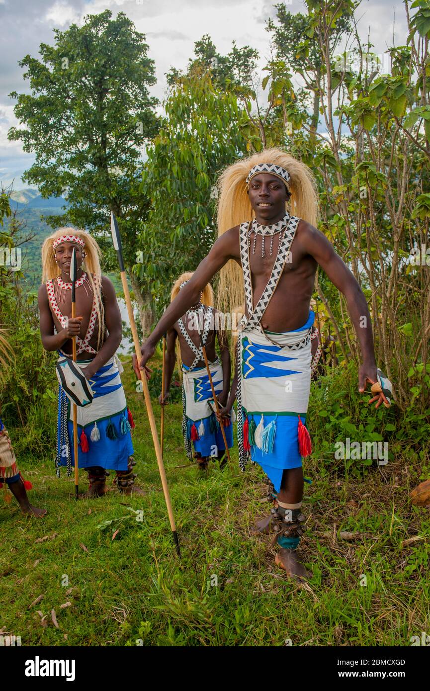 Rwanda dancing Banque de photographies et d’images à haute résolution ...