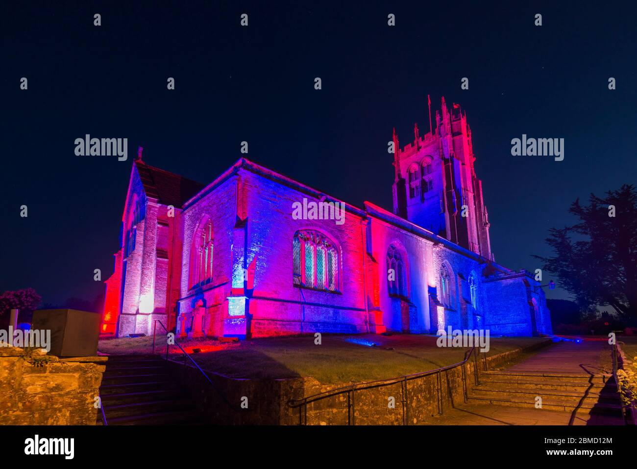 Beaminster, Dorset, Royaume-Uni. 8 mai 2020. L'église Sainte-Marie à Beaminster dans Dorset est éclairée en rouge, blanc et bleu pour le 75e anniversaire de la Ve journée. Crédit photo : Graham Hunt/Alay Live News Banque D'Images