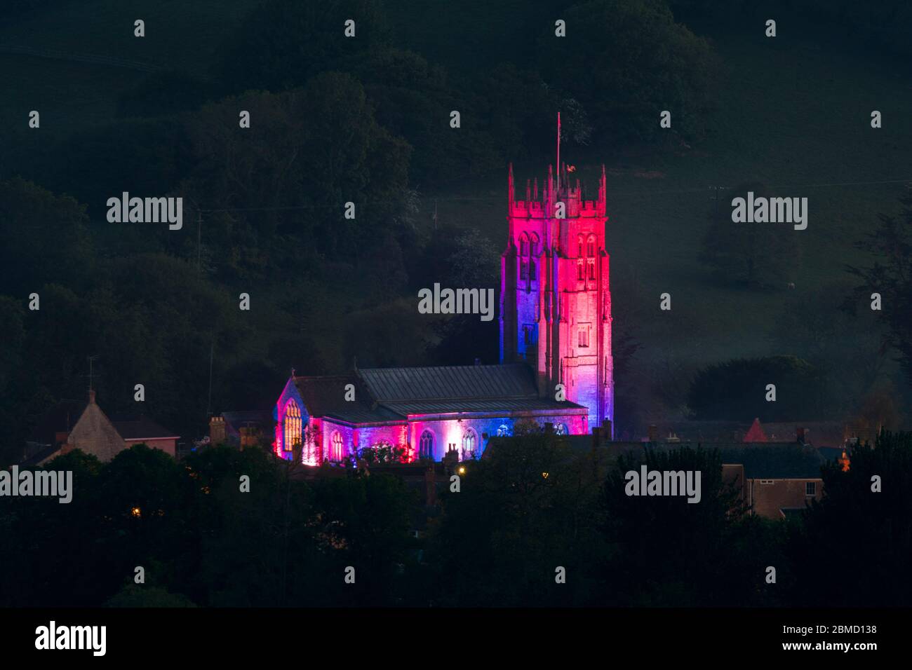 Beaminster, Dorset, Royaume-Uni. 8 mai 2020. L'église Sainte-Marie à Beaminster dans Dorset est éclairée en rouge, blanc et bleu pour le 75e anniversaire de la Ve journée. Crédit photo : Graham Hunt/Alay Live News Banque D'Images