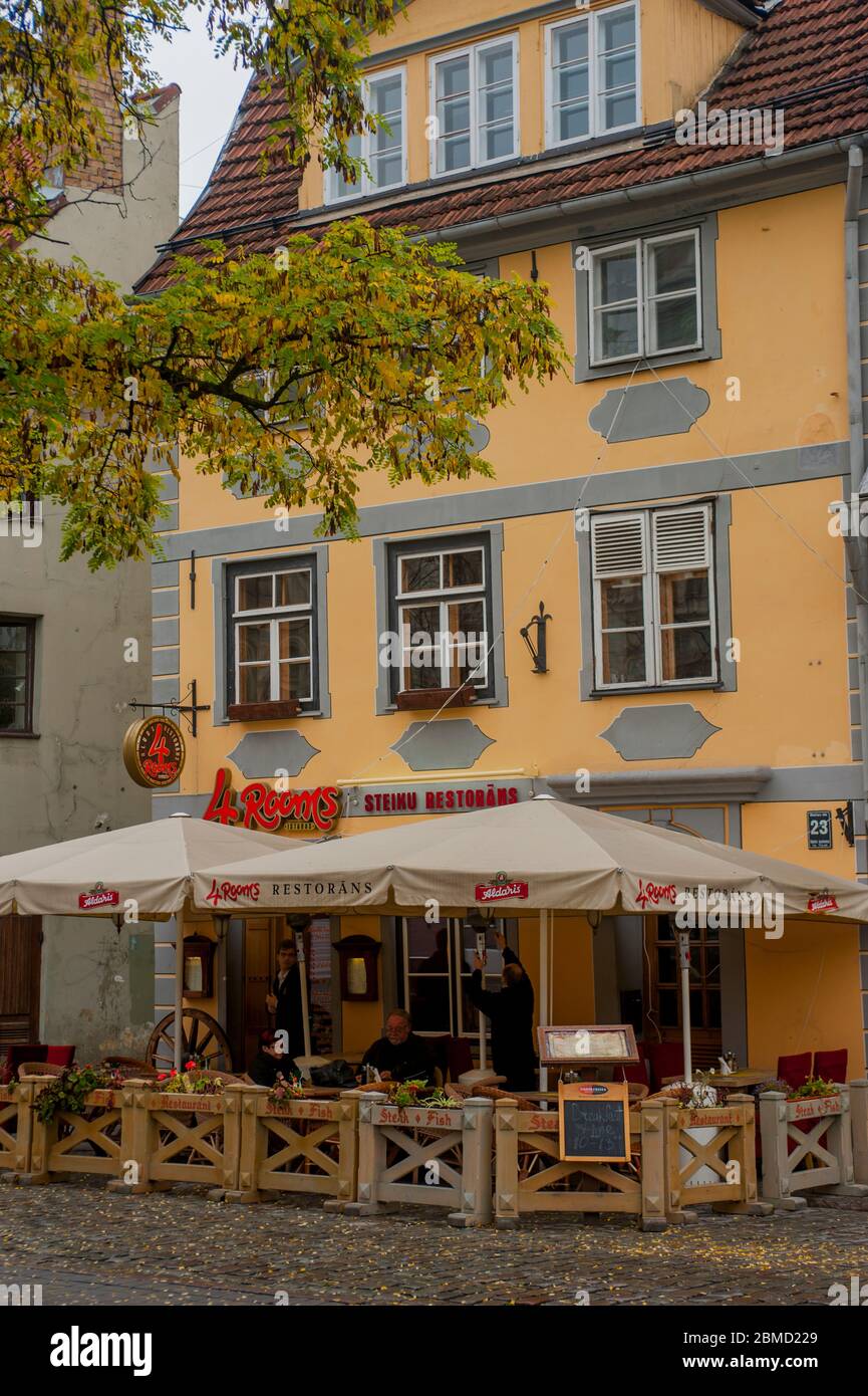 Un restaurant-terrasse à Riga, en Lettonie. Banque D'Images