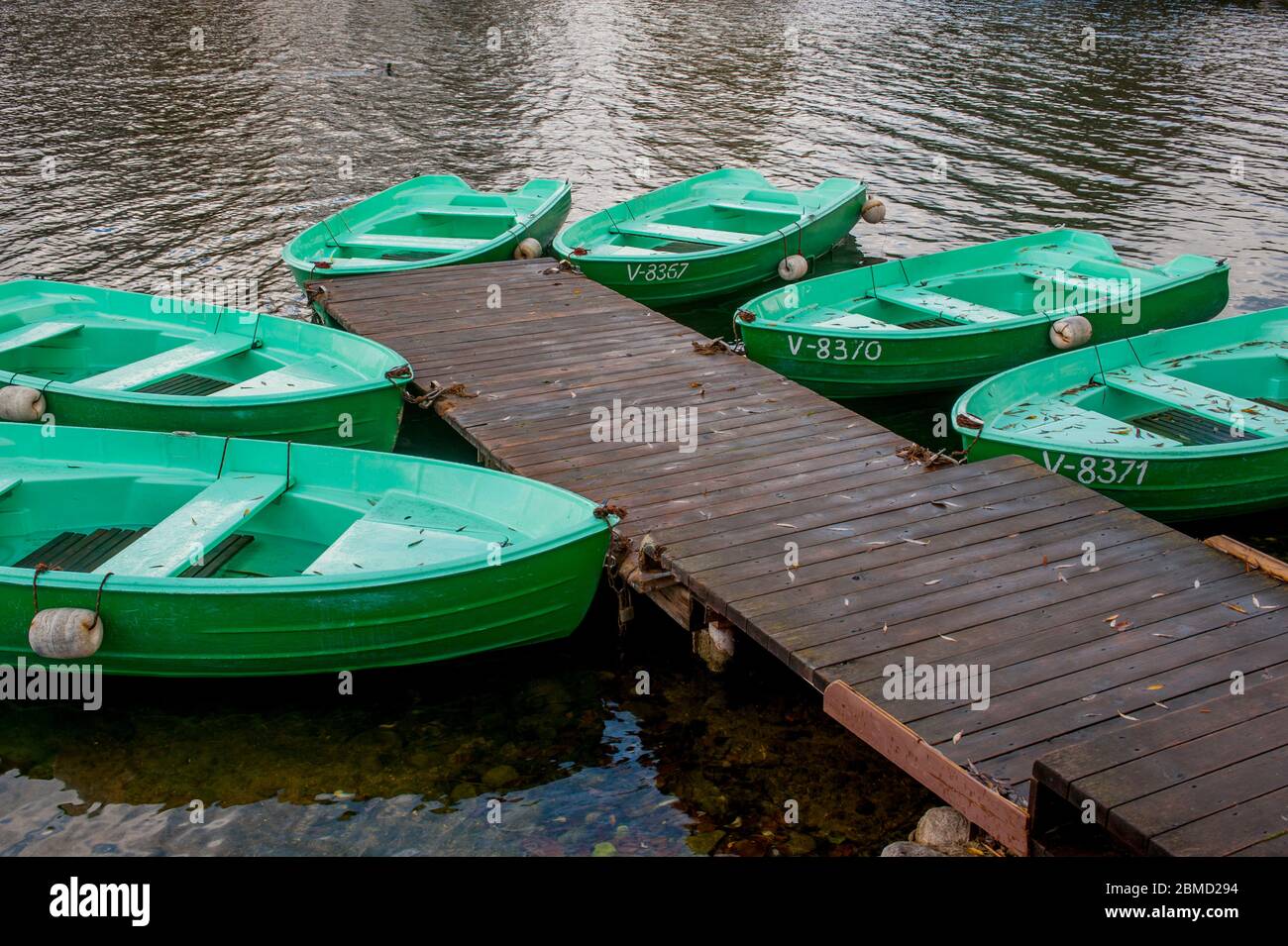 Bateaux à rames sur une jetée sur le village de Trakai sur le lac Galve près de Vilnius, Lituanie. Banque D'Images