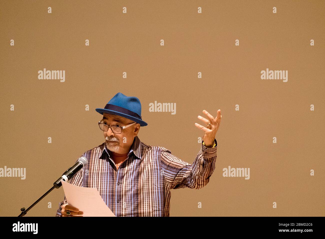 Juan Felipe Herrera, poète lauréat des États-Unis, lit lors du Festival de poésie de la ville de St. Louis Brick 2016 à la bibliothèque publique de St. Louis. Banque D'Images