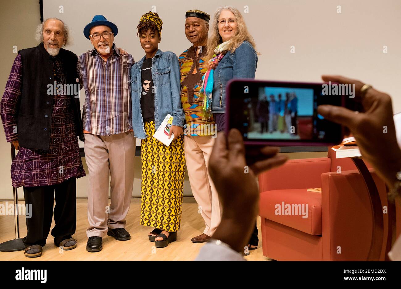 Juan Felipe Herrera, poète lauréat des États-Unis, lit lors du Festival de poésie de la ville de St. Louis Brick 2016 à la bibliothèque publique de St. Louis. Banque D'Images