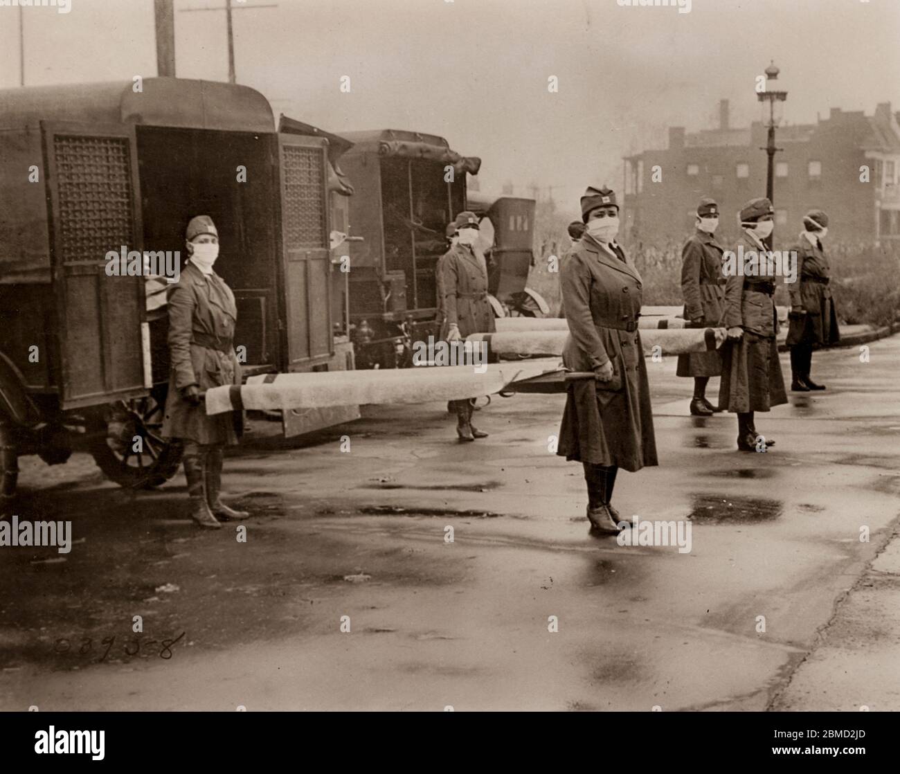 Corps de la Croix-Rouge de Saint-Louis en service 1918 octobre épidémie de grippe. La photo montre des femmes portant un masque tenant des brancards au dos des ambulances. 1918. Banque D'Images