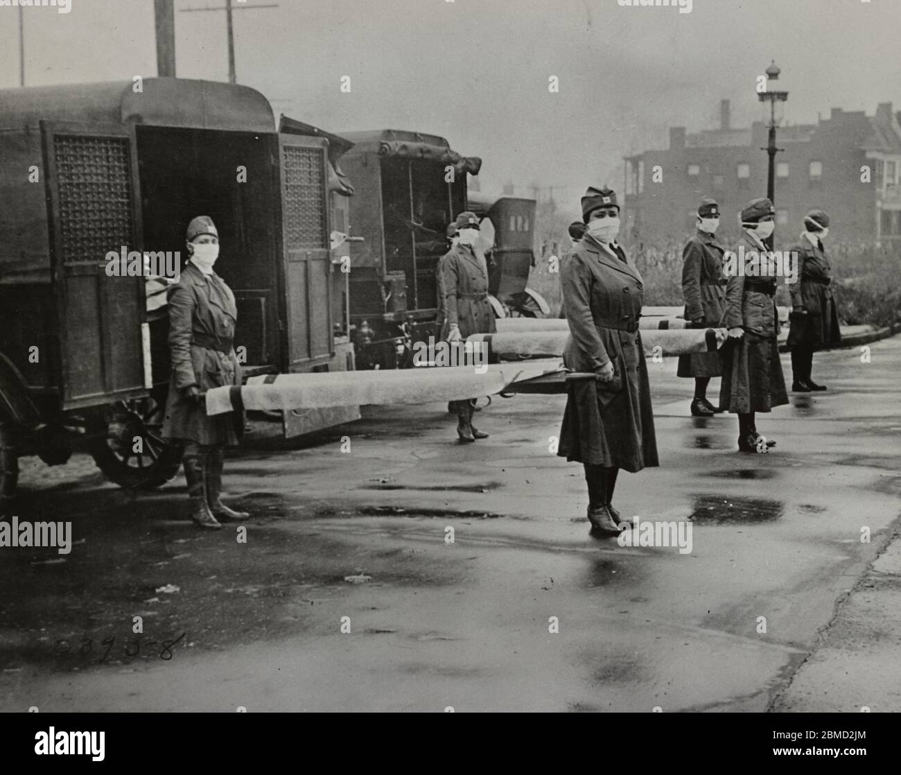 Corps de la Croix-Rouge de Saint-Louis en service 1918 octobre épidémie de grippe. La photo montre des femmes portant un masque tenant des brancards au dos des ambulances. 1918. Banque D'Images
