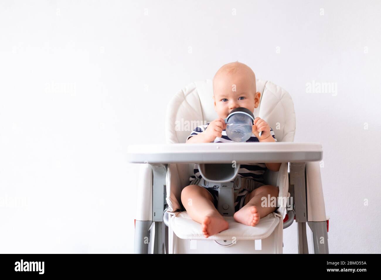 Bebe Boit Eau Banque D Image Et Photos Alamy
