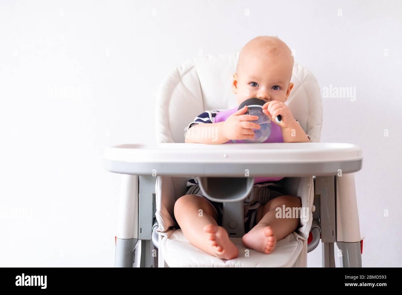 Bebe Boit Eau Banque D Image Et Photos Alamy