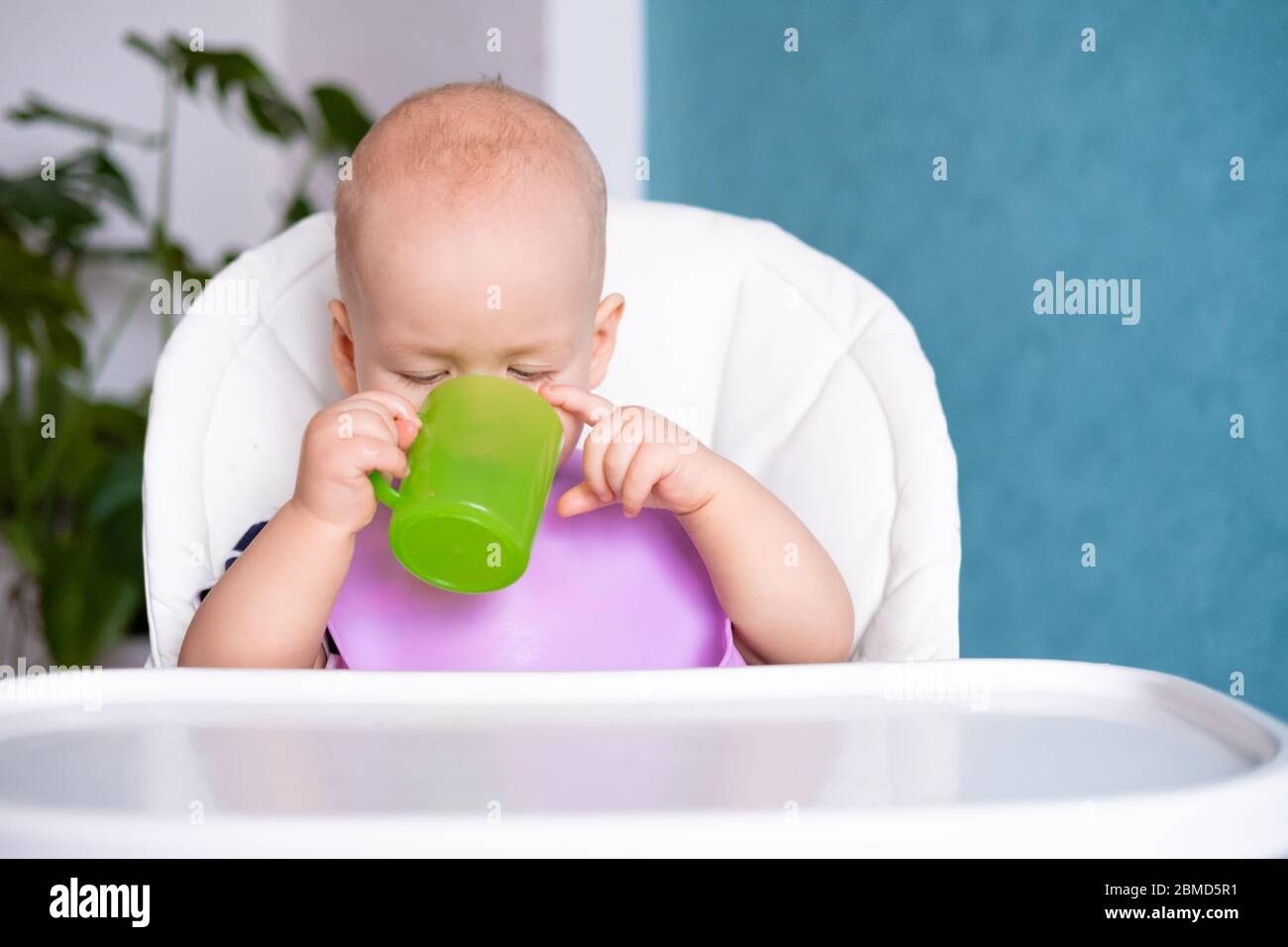 Bebe Boit Eau Banque D Image Et Photos Alamy