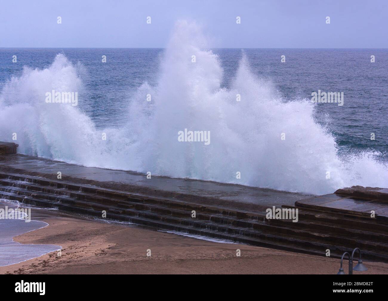 Image de la vague géante créée par la collision sur la côte des plages — free download