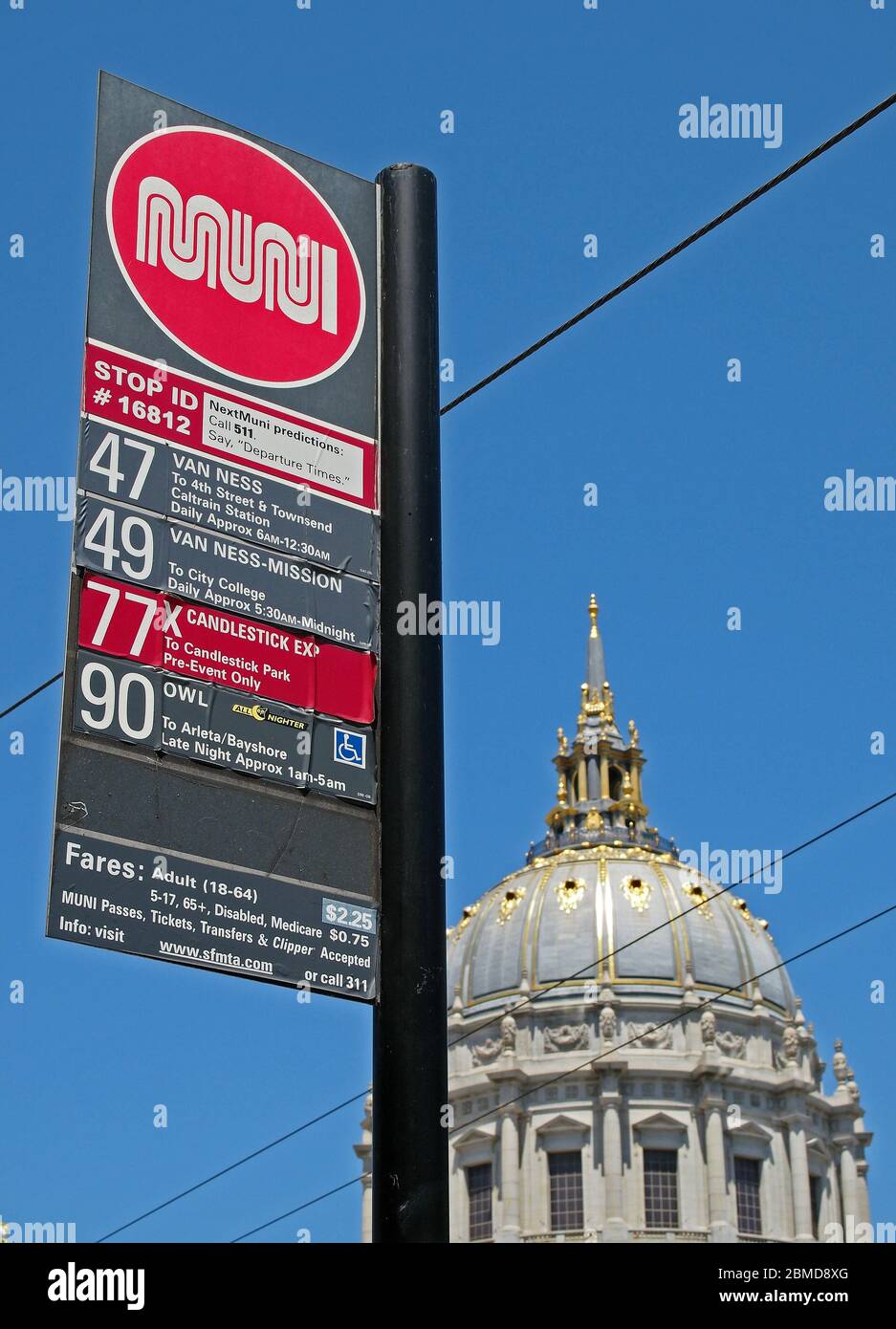 Panneau d'arrêt DE bus MUNI et dôme de l'hôtel de ville à San Francisco, Californie Banque D'Images