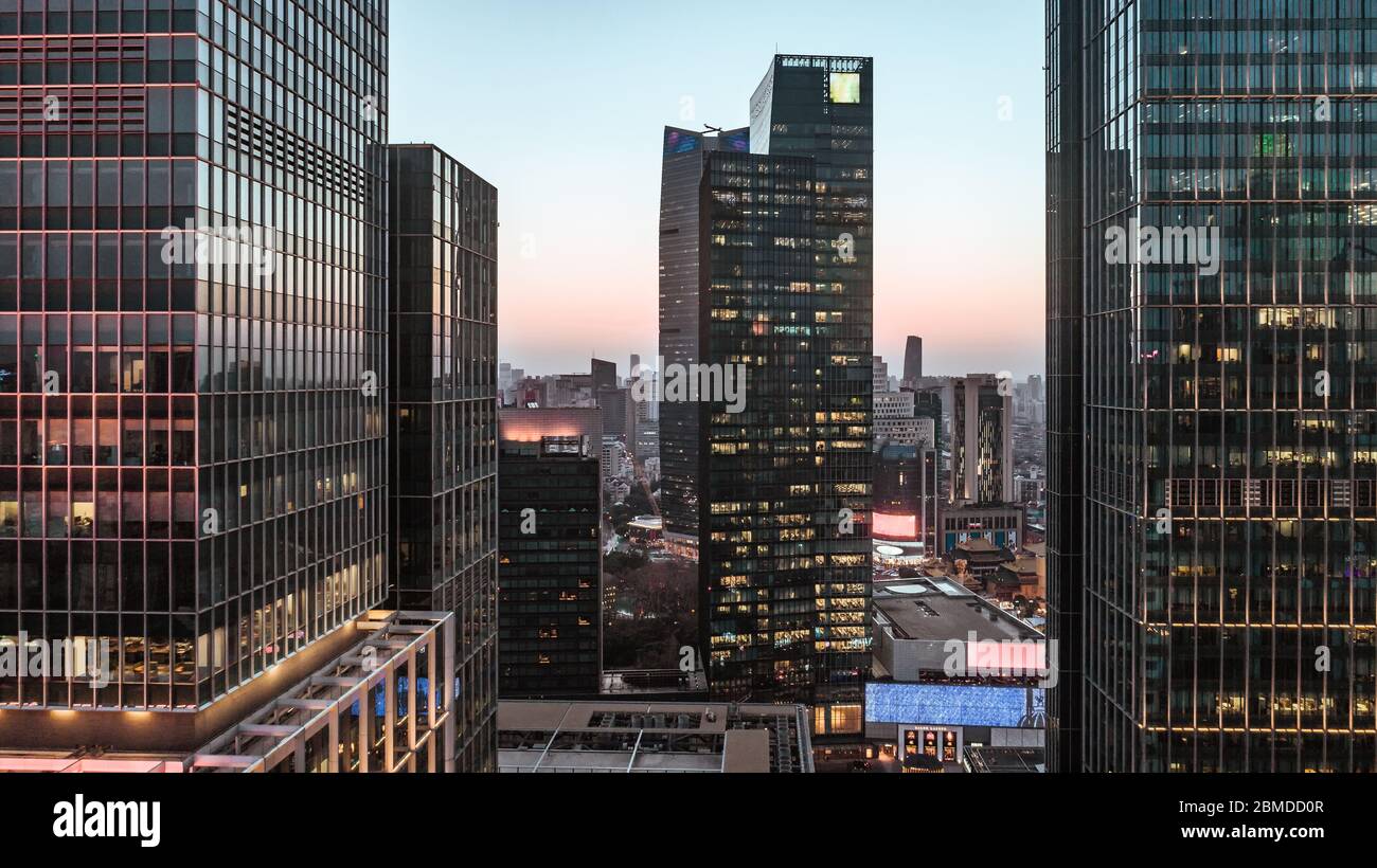 Vue aérienne du quartier des affaires de Nangjing Rd, Shanghai, Chine, au crépuscule Banque D'Images