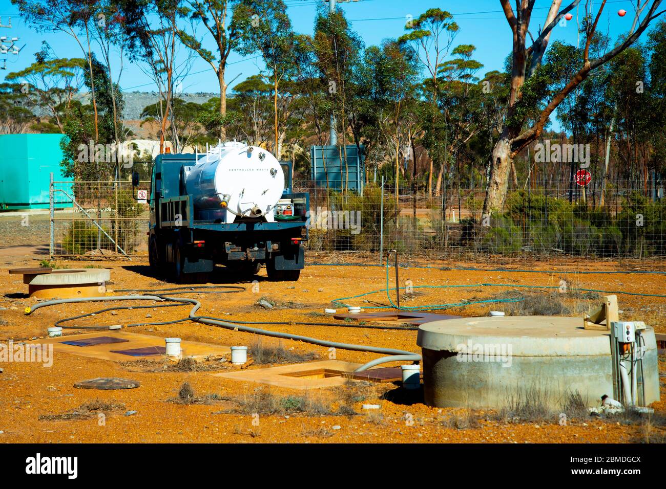 Élimination des déchets industriels dans les égouts Banque D'Images
