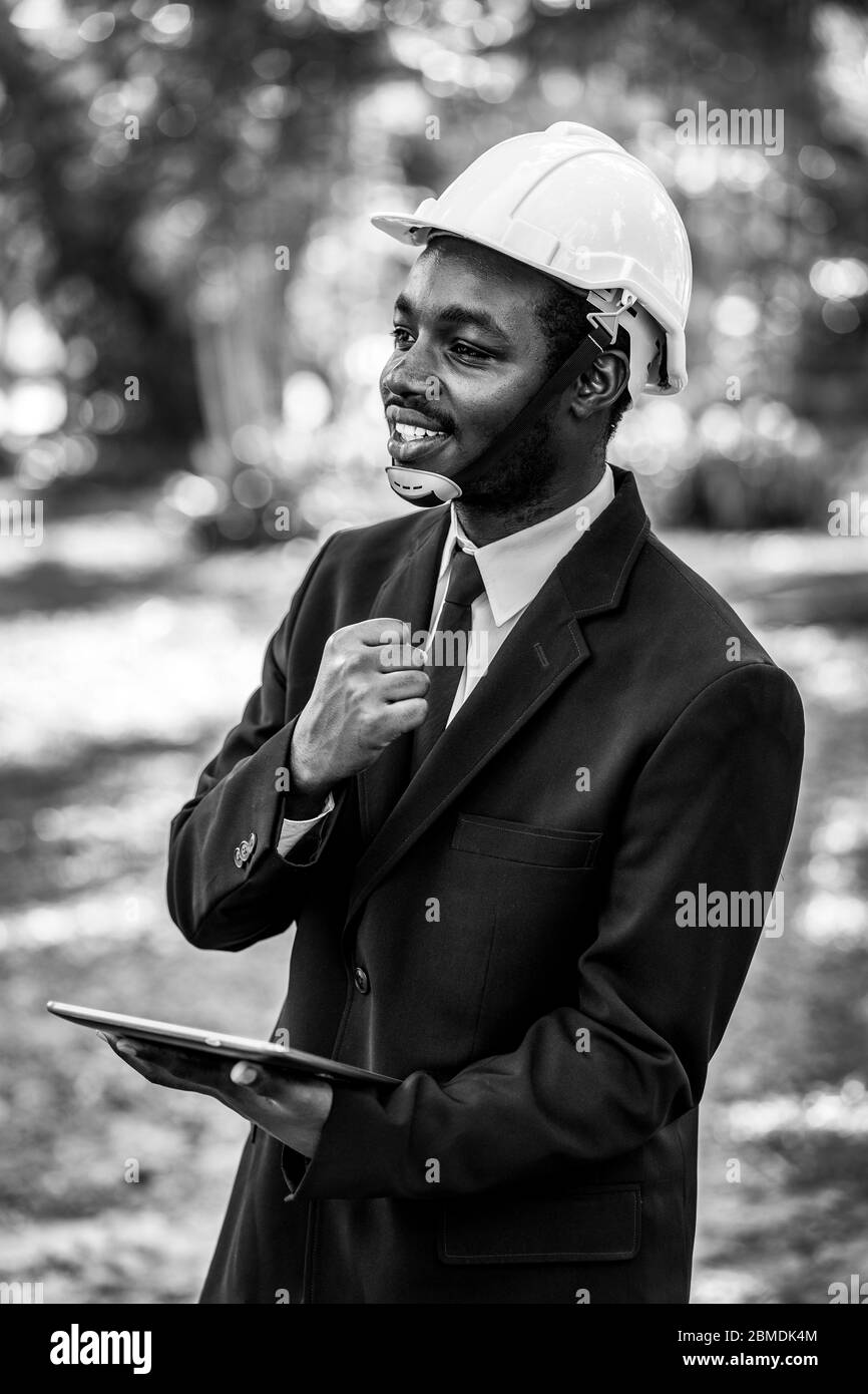 Succès de Smile african Industrial ENGINEER Manager.B&W style Banque D'Images