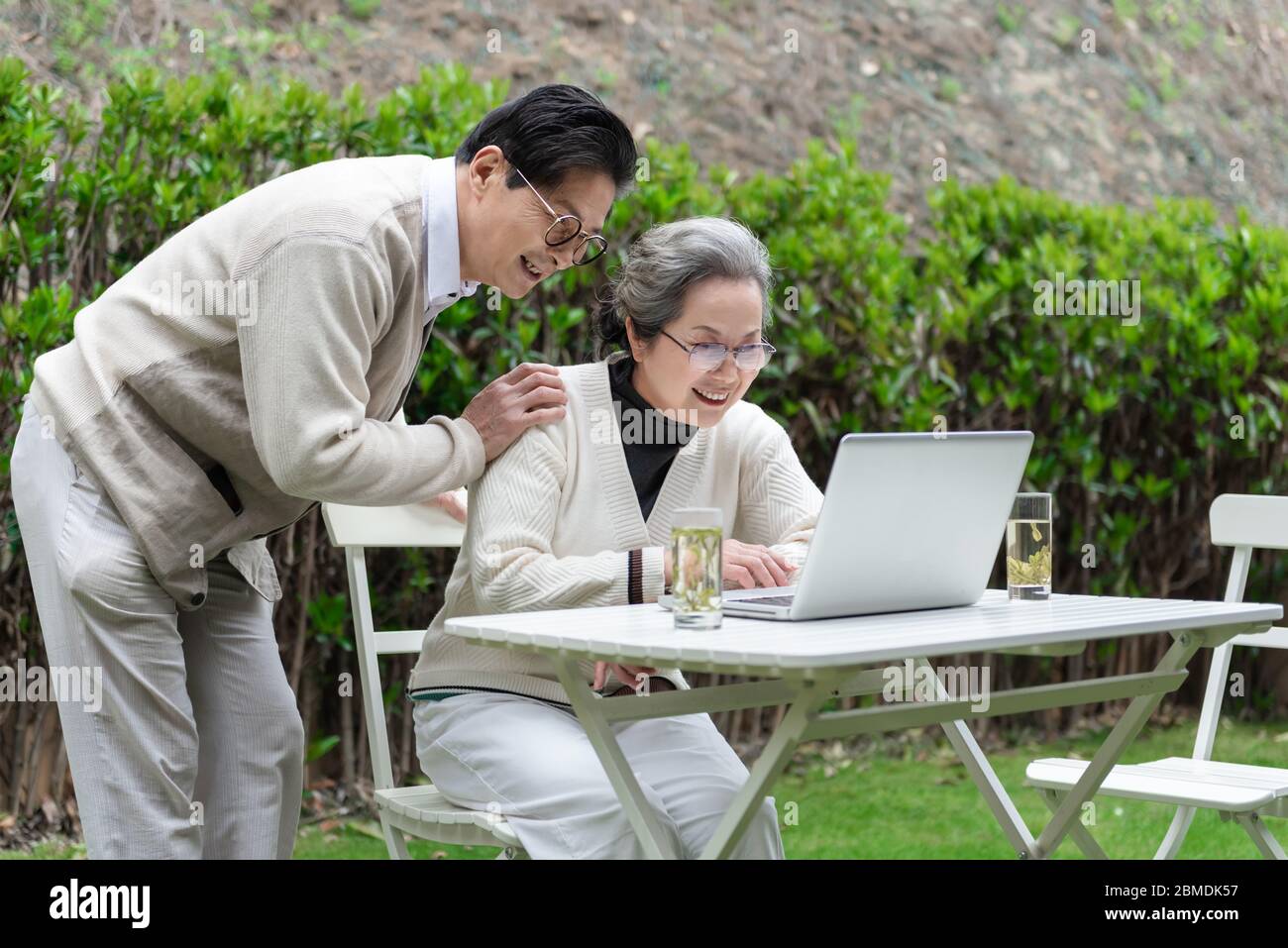 Un couple asiatique âgé utilise un ordinateur portable Banque D'Images