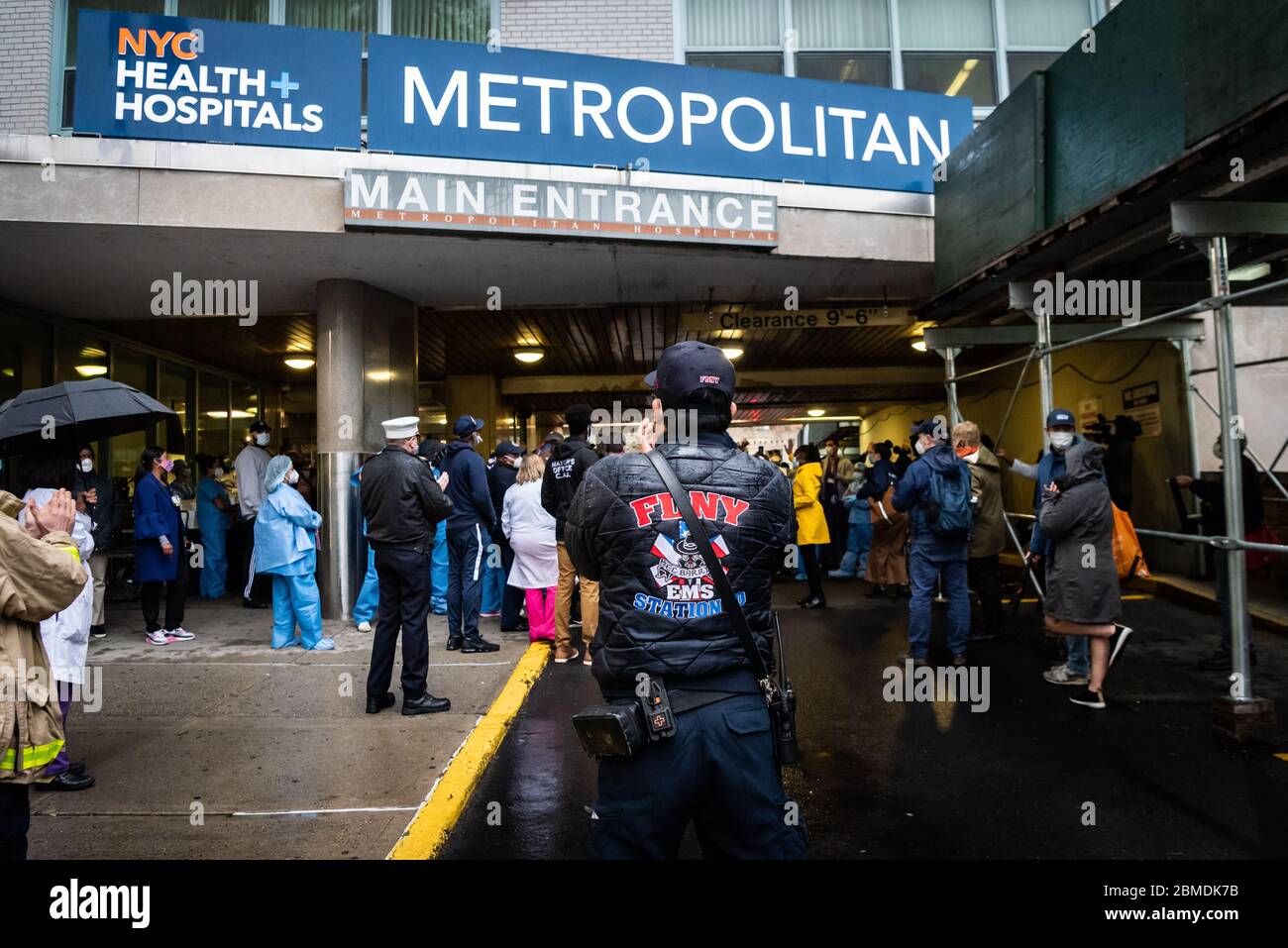 Un EMT de la FDNY regarde pendant que le maire de Blasio et la première dame McCray visitent les hôpitaux de santé de New York/Metropolitan pour applaudir et remercier le personnel médical de New York le 8 mai 2020. (Photo de Gabriele Holtermann-Gorden/Sipa USA) crédit: SIPA USA/Alay Live News Banque D'Images