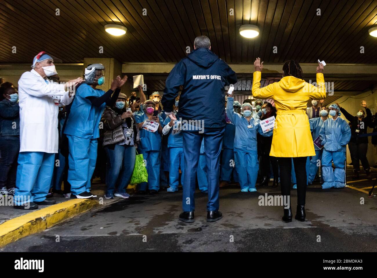 Le maire de Blasio et la première dame McCray visitent les hôpitaux sanitaires de New York/Metropolitan pour applaudir et remercier le personnel médical de New York le 8 mai 2020. (Photo de Gabriele Holtermann-Gorden/Sipa USA) crédit: SIPA USA/Alay Live News Banque D'Images