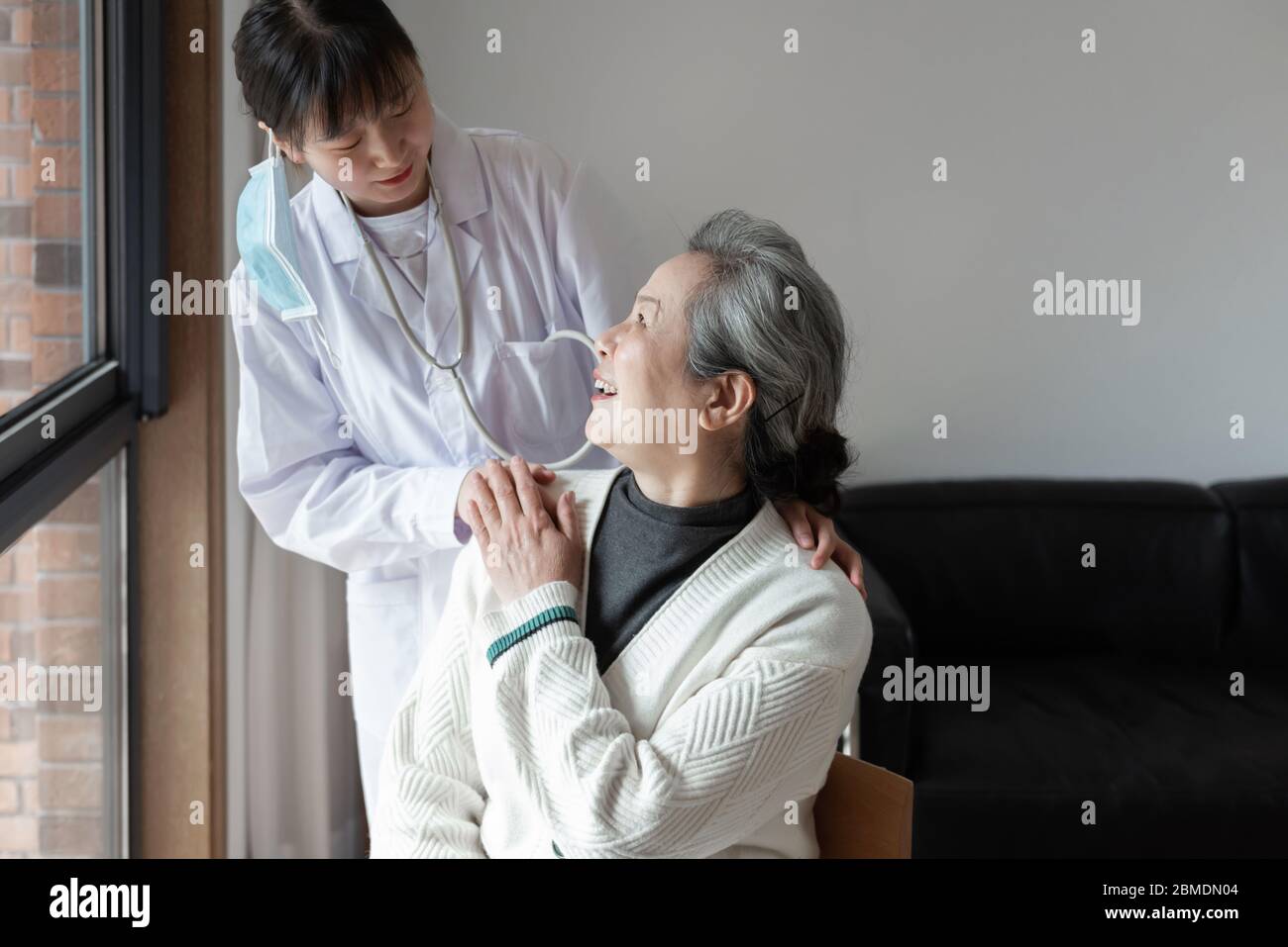 Un jeune médecin de famille parle avec des aînés Banque D'Images