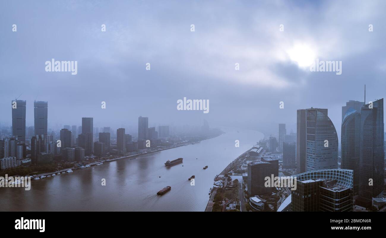 Vue aérienne du bâtiment historique de Shanghai dans le brouillard Banque D'Images