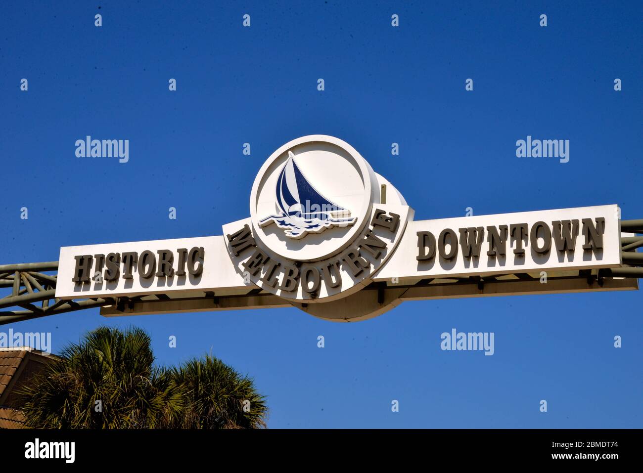 Melbourne, Floride, États-Unis. 8 mai 2020. En vue de relancer l'économie, la ville a installé de nouvelles enseignes pour rappeler aux gens de magasiner localement. Les magasins et les restaurants ont commencé à rouvrir au moment où la ville se retrouve après la pandémie du coronavirus. Crédit photo : Julian Leek/Alay Live News Banque D'Images