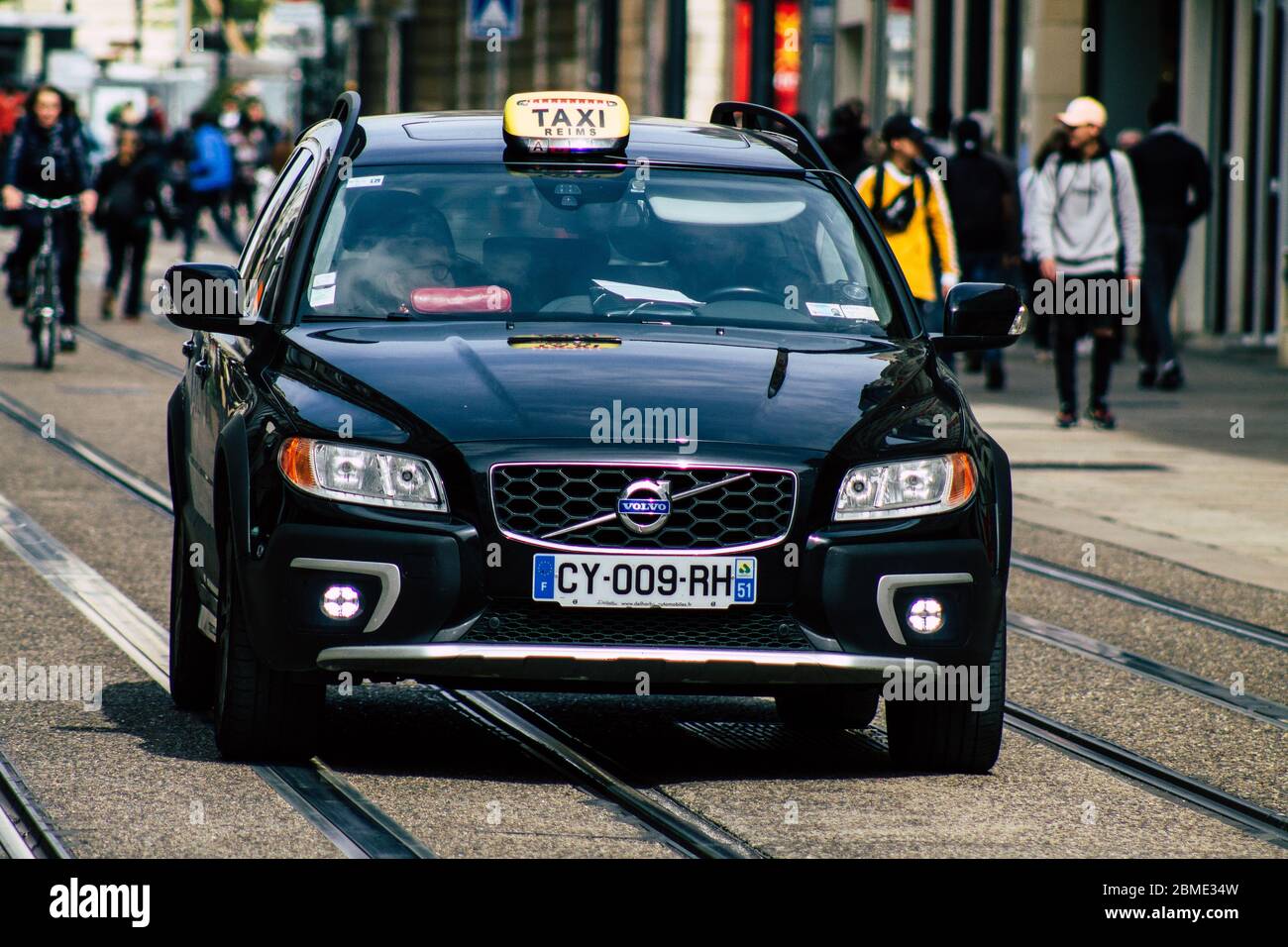 Reims France le 7 mai 2019 Vue d'un taxi traditionnel français roulant dans la ville de Reims en