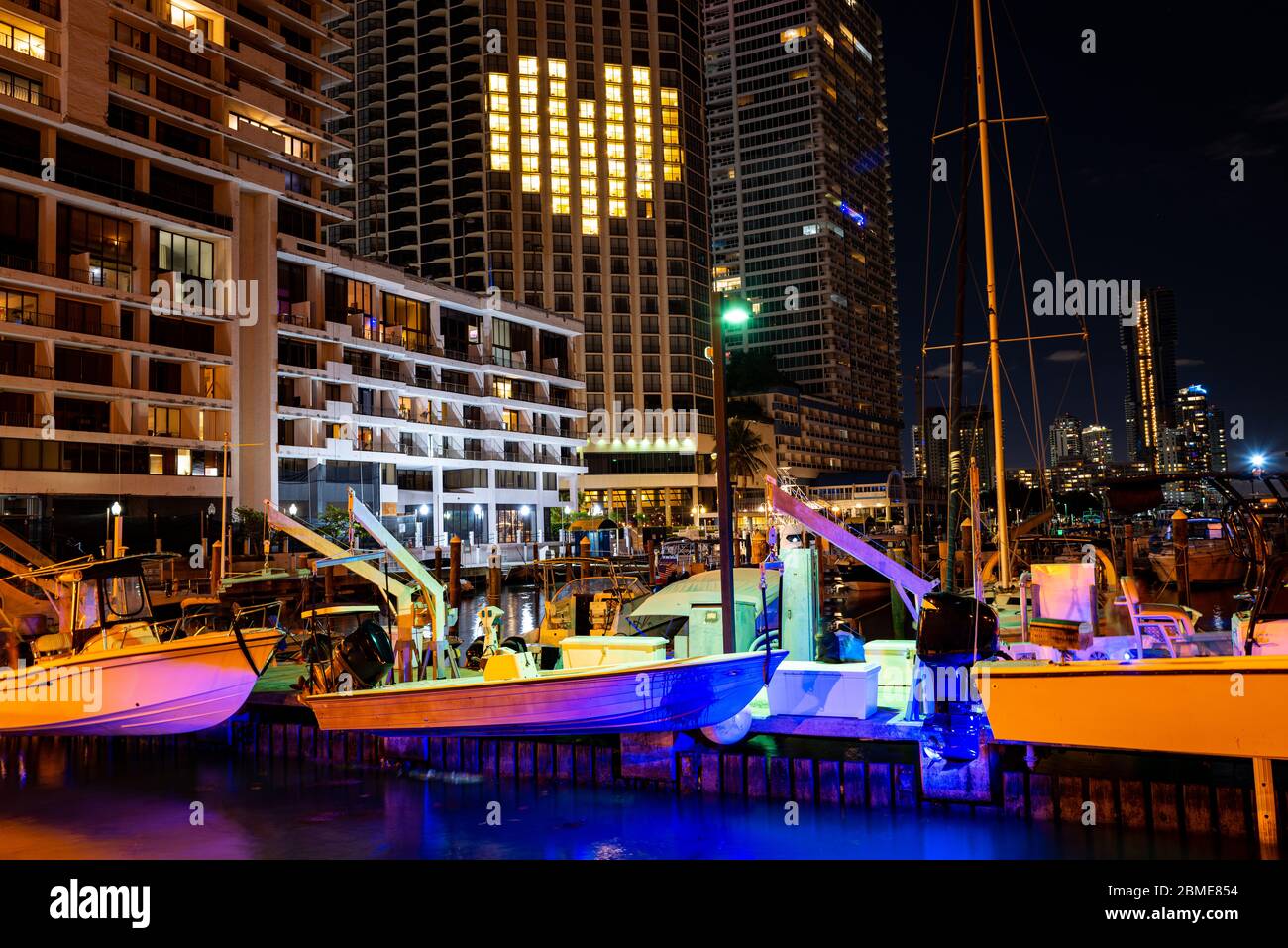 Miami, vue sur la Floride au coucher du soleil. MacArthur Causeway, Watson Island, Biscayne Bay Banque D'Images