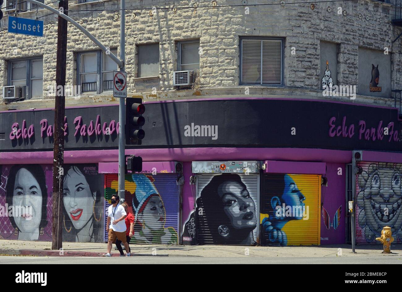 Los Angeles, États-Unis. 08e mai 2020. Un homme traverse la rue devant un magasin de mode fermé sur Sunset Blvd. Dans la section Echo Park de Los Angeles le vendredi 8 mai 2020. Même si les cas et les décès liés à la COVID-18 continuent de s'ensuivre, le comté de Los Angeles a assoupli ses restrictions sanitaires et a permis à certaines entreprises de détail de rouvrir leurs portes avant la Fête des mères, tout en avertissant que la pandémie est loin d'être terminée. Photo de Jim Ruymen/UPI crédit: UPI/Alay Live News Banque D'Images