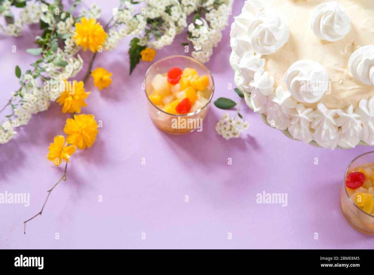 Gâteau de couche de fruits avec fleurs de printemps Banque D'Images