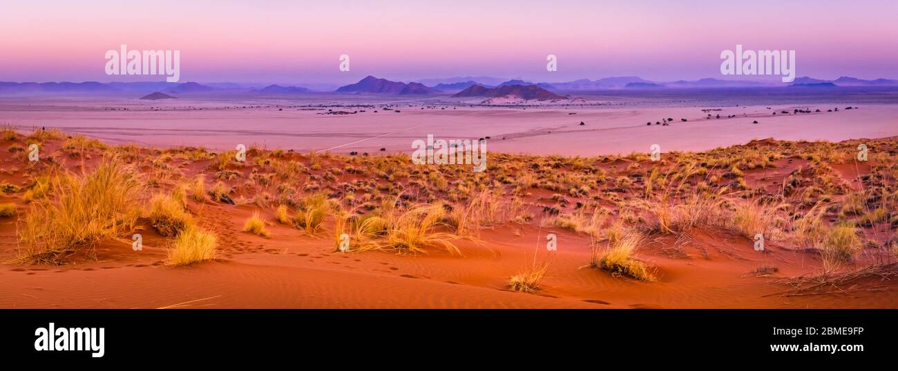 Vue sur Sesriem au coucher du soleil depuis le sommet de la dune d'Elim en Namibie. Banque D'Images
