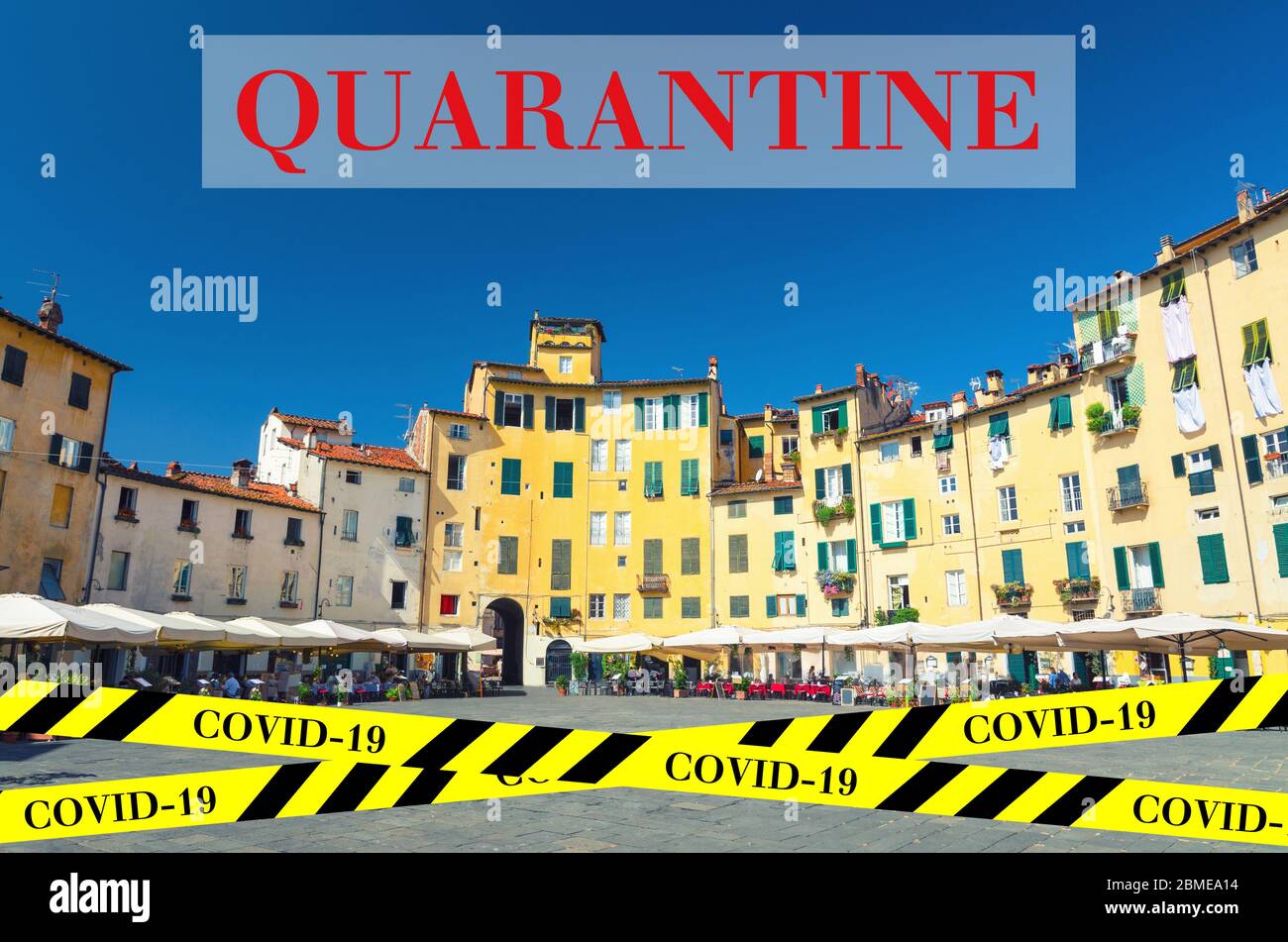 Quarantaine en Italie. Place Anfiteatro dans la cour de cirque de la ville médiévale Lucca. Pas de déplacement et de verrouillage. Épidémie de coronavirus concept de pandémie Covid-19. Vacances touristiques annulées. Ruban de protection. Banque D'Images