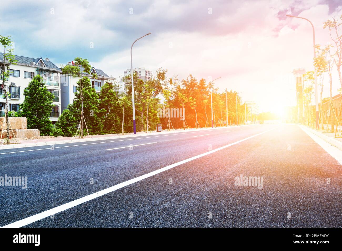 Route asphaltée tout droit à l'extérieur dans la vieille zone industrielle. Banque D'Images