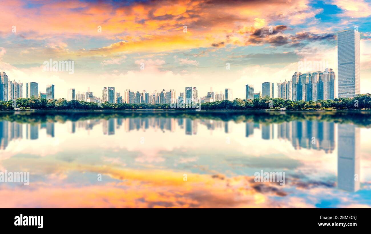 Bâtiments de la ville sous la lumière du soir Banque D'Images