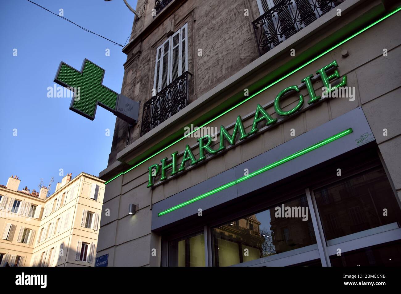 Marseille, France. 27 janvier 2018. Vue d'une croix et d'un signe de la pharmacie Paradis-Delibes.le gouvernement français autorise les pharmacies à vendre des masques protecteurs contre le covid-19 à tout le monde pour la mise en œuvre du déconditionnement progressif à partir du 11 mai 2020. Auparavant, ces masques étaient réservés au personnel infirmier et personne d'autre ne pouvait les avoir. Crédit : Gerard Bottino/SOPA Images/ZUMA Wire/Alay Live News Banque D'Images