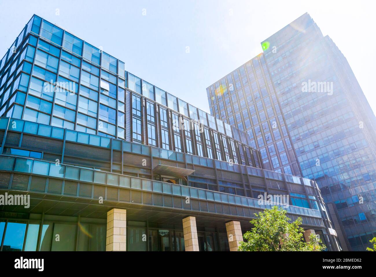 Bâtiments commerciaux de grande taille dans une ville moderne Banque D'Images