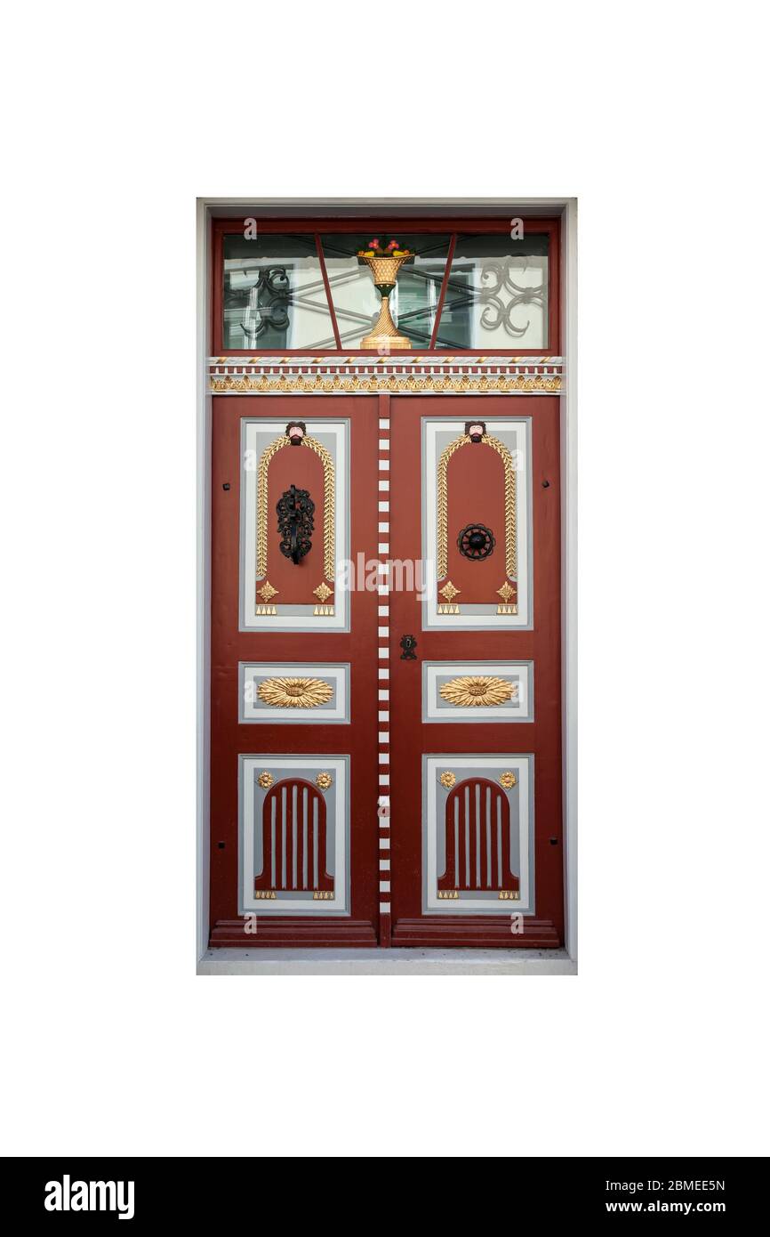 Ancienne porte en bois rouge avec éléments de décoration sculptés isolés sur fond blanc Banque D'Images