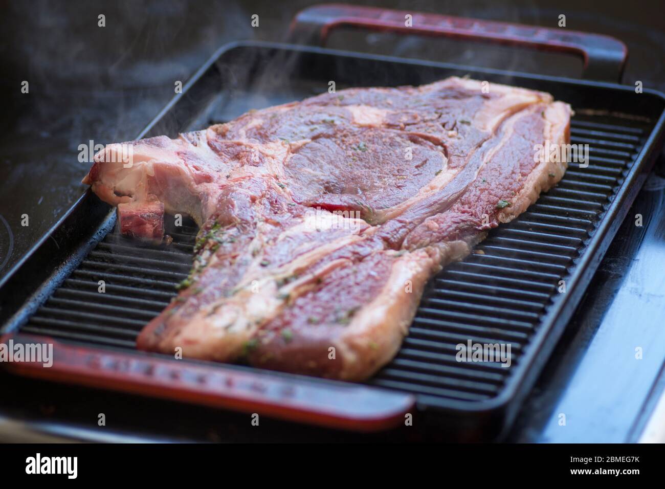 Griller Le Steak De Filet Banque d'image et photos - Alamy