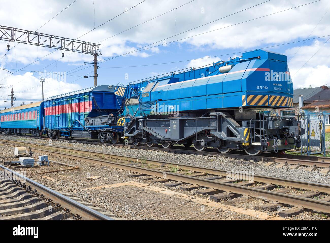 SHARYA, RUSSIE - 01 JUILLET 2019 : grue de chemin de fer Sokol 80.01M dans le cadre d'un train de récupération. Gare de Sharya du chemin de fer du Nord Banque D'Images