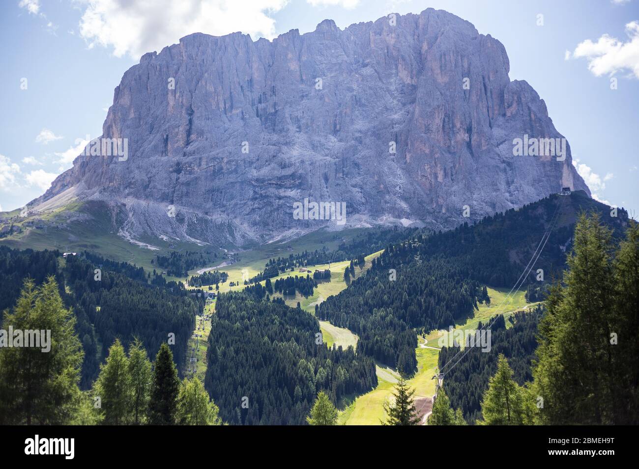 Vue sur Sassolungo (Langkofel) depuis Selva di Val Gardena, Italie Banque D'Images